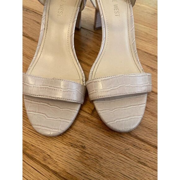 Nine West, women’s nude snakeskin print ankle strap 2.5” block heels size 8M - Picture 2 of 7